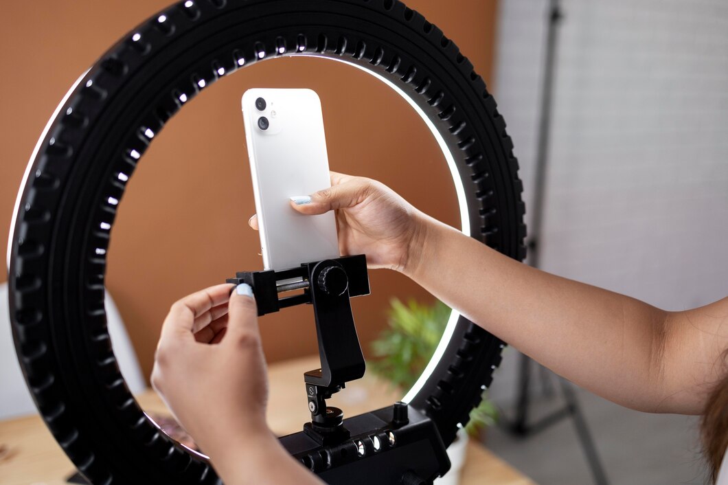 Aksiyon kamerası, tripod ve ışık ekipmanı ile hediye kombinasyonu
