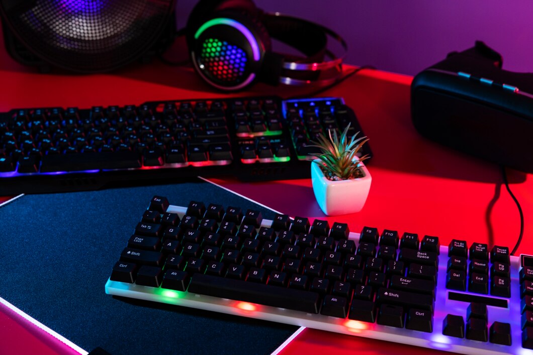 Gaming klavye, mouse ve kulaklık içeren hediye seti